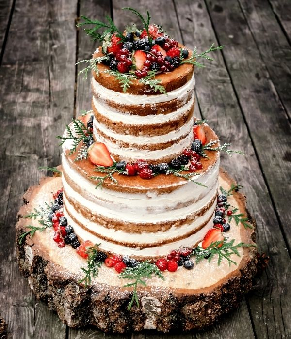 Nuogi vestuviniai tortai (nude cakes, naked cakes)