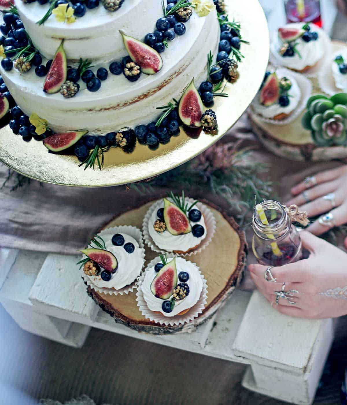 Nuogi vestuviniai tortai (nude cakes, naked cakes)