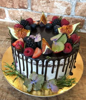 Šventinis tortas su uogomis ir gėlėmis