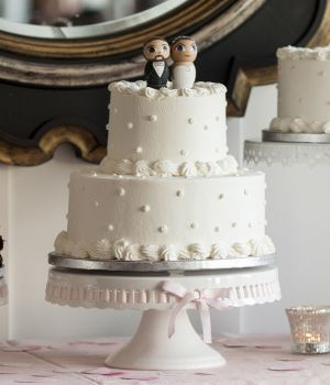 Vestuvinis tortas dviejų aukštų ant stovo 