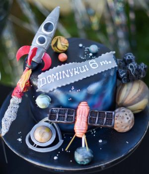 Kosmoso tortas su raketa, palydovais, planetomis