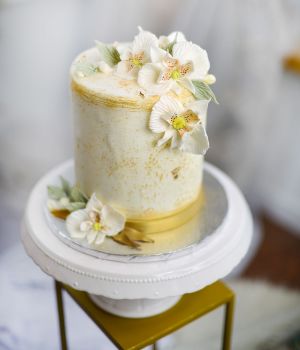 Vestuvinis paaukštintas tortas su gėlėmis