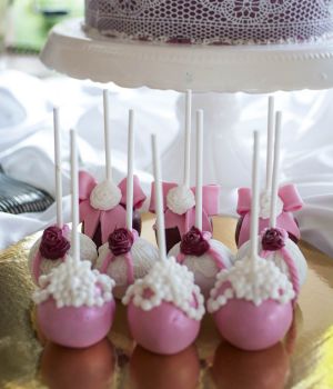 Šventiniai CAKE POPSAI (pyragaičiai ant pagaliuko)