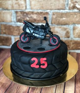 Gimtadienio tortas vyrui, tortas ratas su motociklu