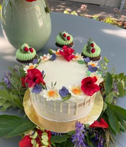 Joninių nuogas tortas su gėlėmis