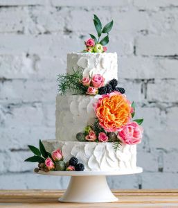 Vestuvinis tortas su gėlėmis trijų aukštų
