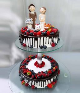 Vestuvinis tortas su uogomis ant stovo
