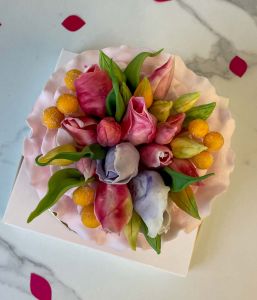 Šventinis tortas su gėlėmis