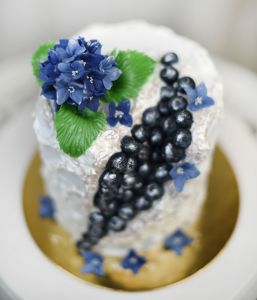 Proginis tortas su uogomis ir gėlėmis
