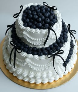 Vestuvinis vintažinis tortas su šilauogėmis ir kaspinėliais